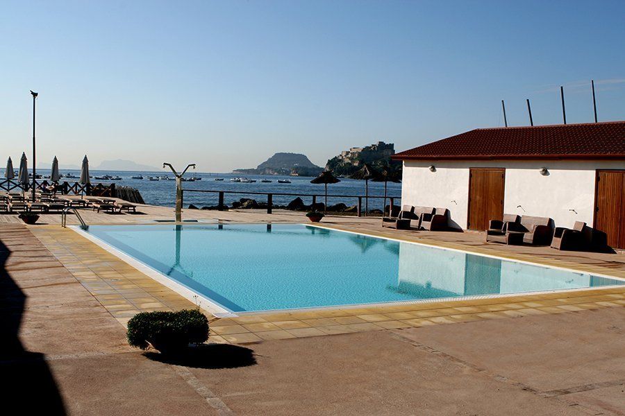 Piscina con isola sullo sfondo