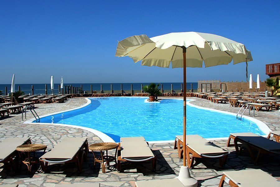 Ombrellone e piscina