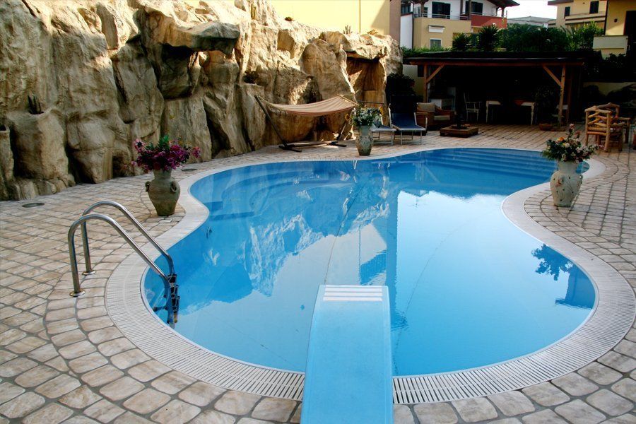 Piscina con trampolino