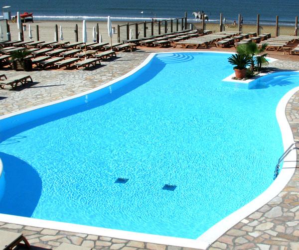 Piscina piena d'acqua