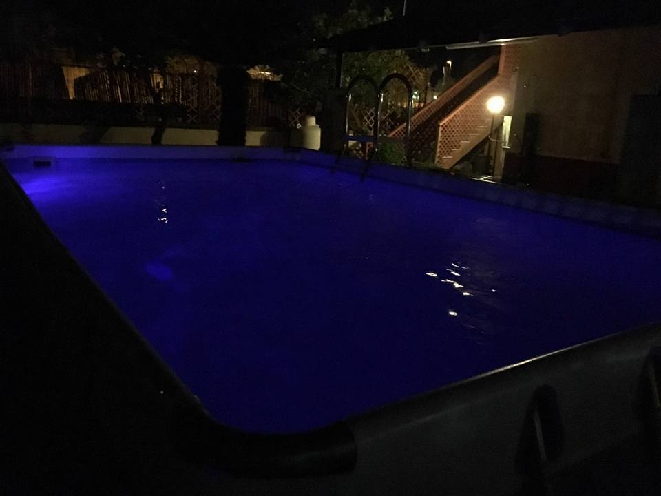 Piscina fuori terra di sera