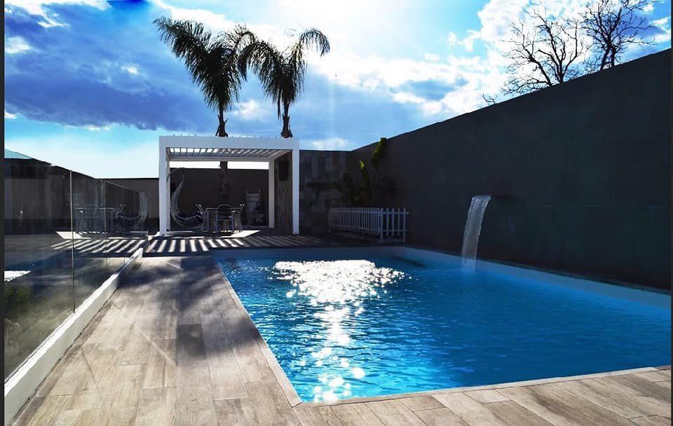 Piscina con bordi in legno