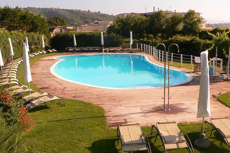 Piscina con contorno curvo