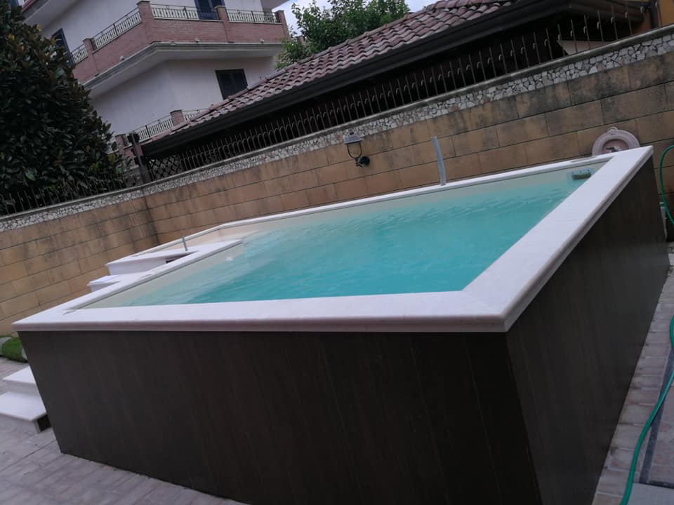 Piscina fuori terra di giorno