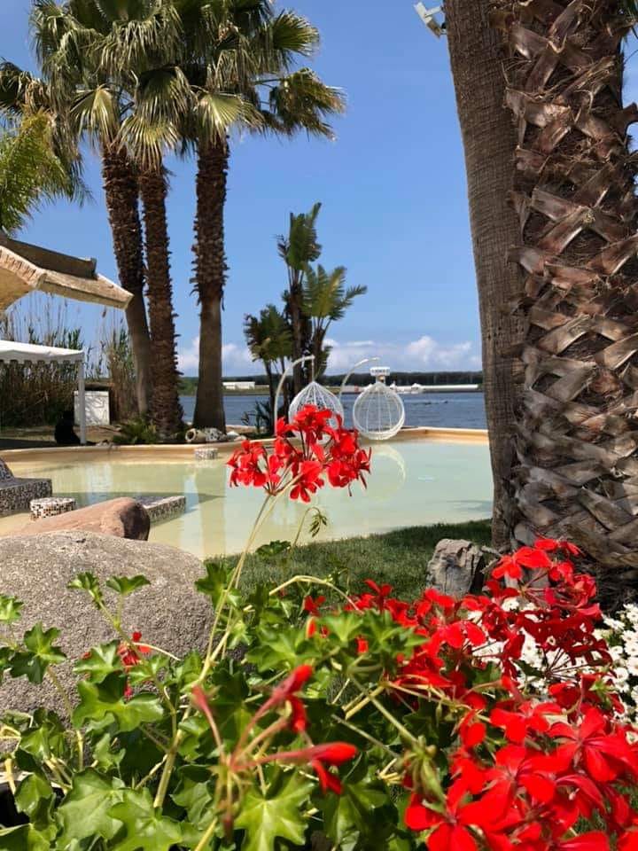 Piscina spa con fiori