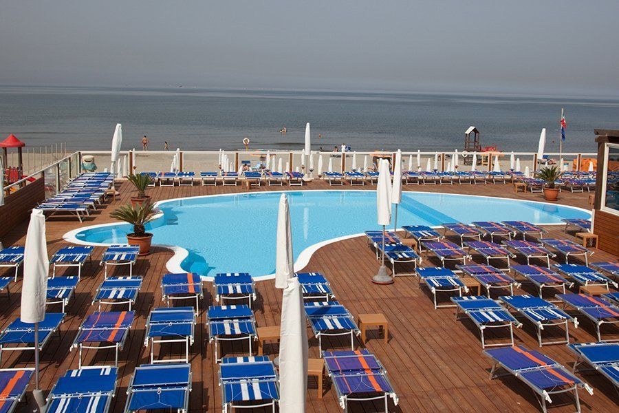 Piscina con sdraio