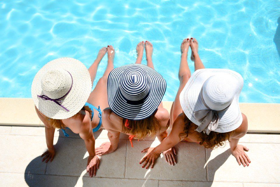 Ragazze a bordo piscina