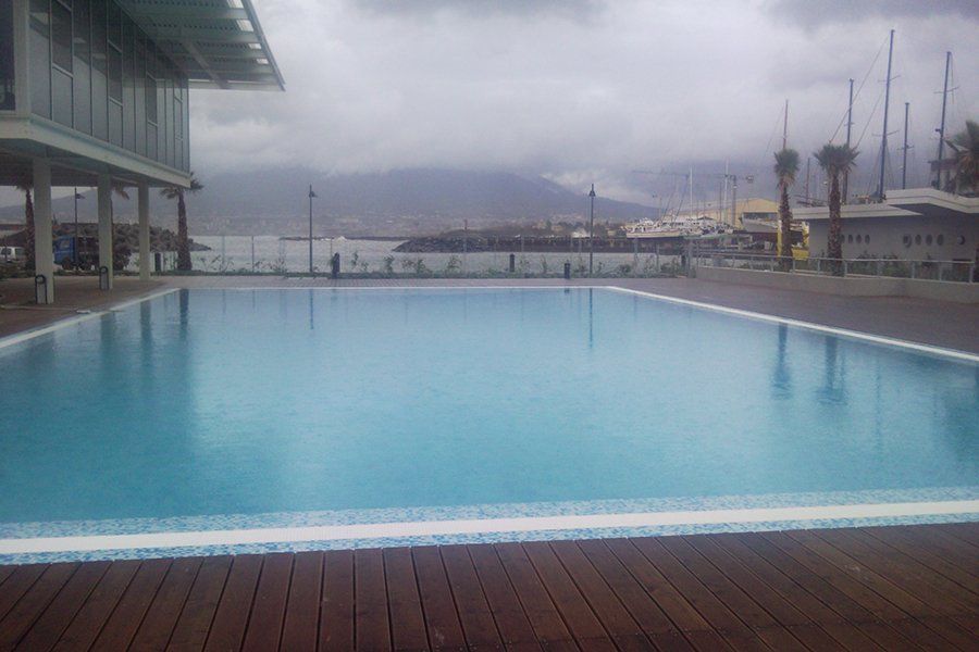 Piscina a sfioro