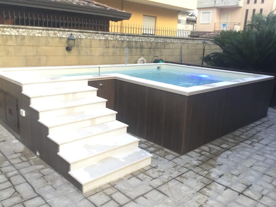 Piscina fuori terra con scala