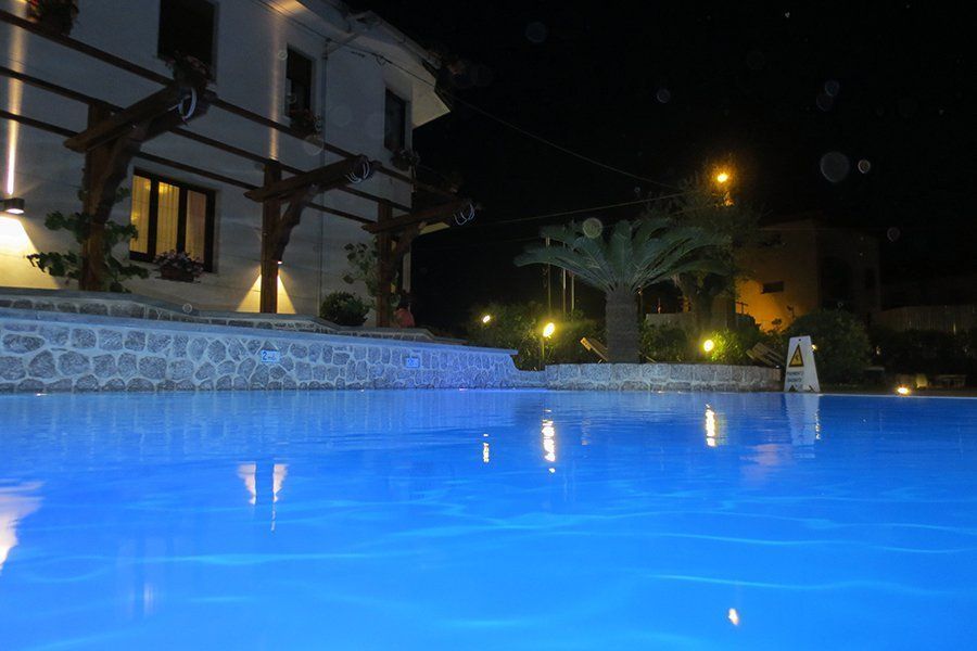 Dettaglio piscina di notte