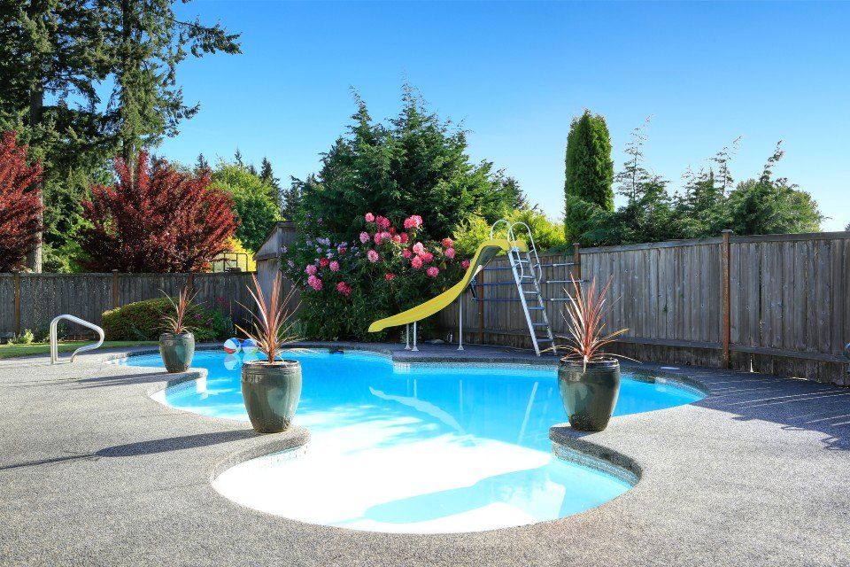 Piscina con scivolo