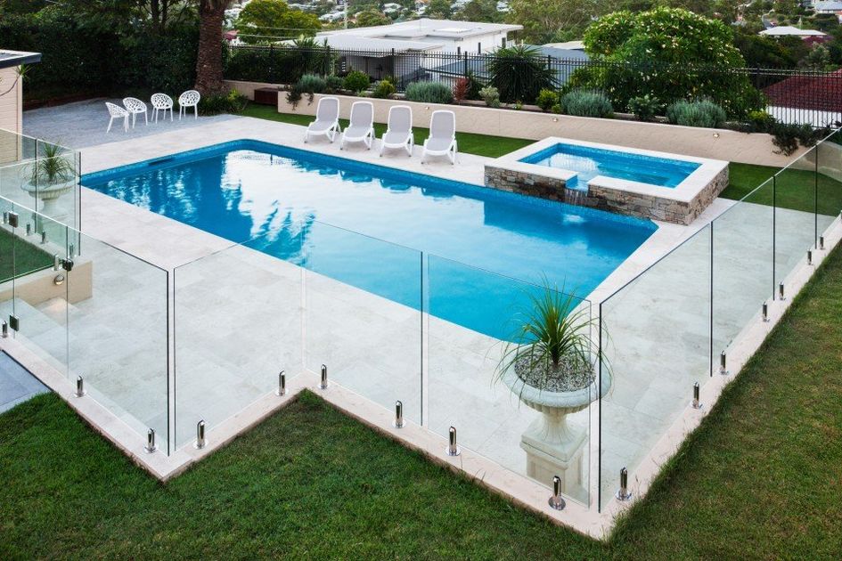 Piscina con pareti in vetro
