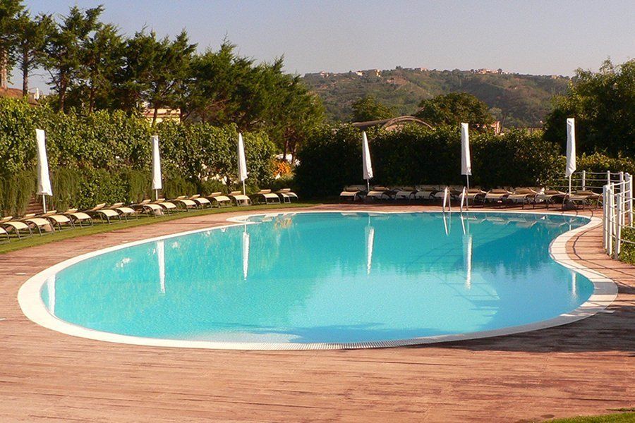 Piscina con ombrelloni