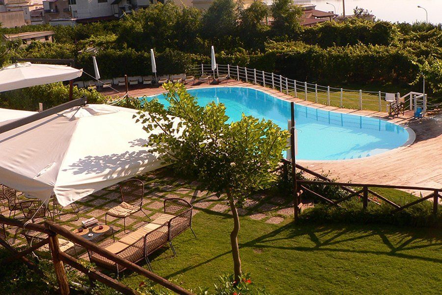 Piscina e albero