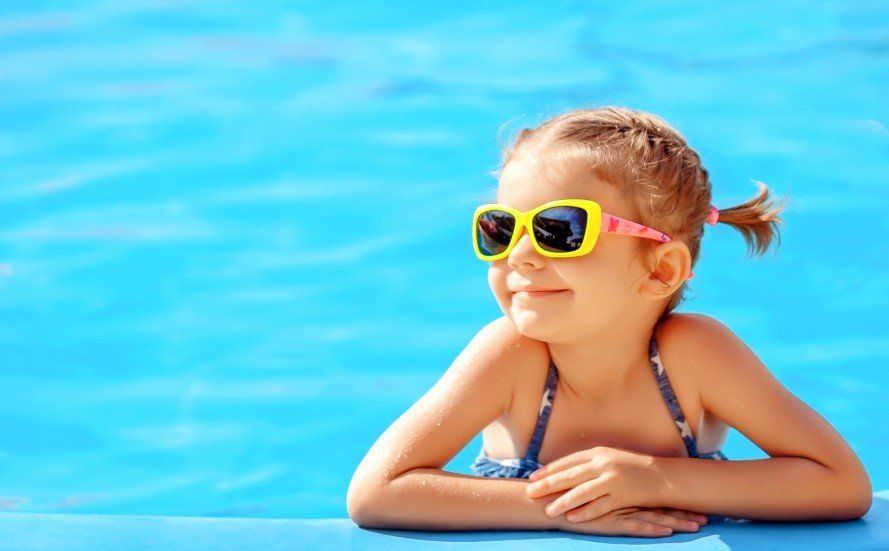 Bambina in piscina