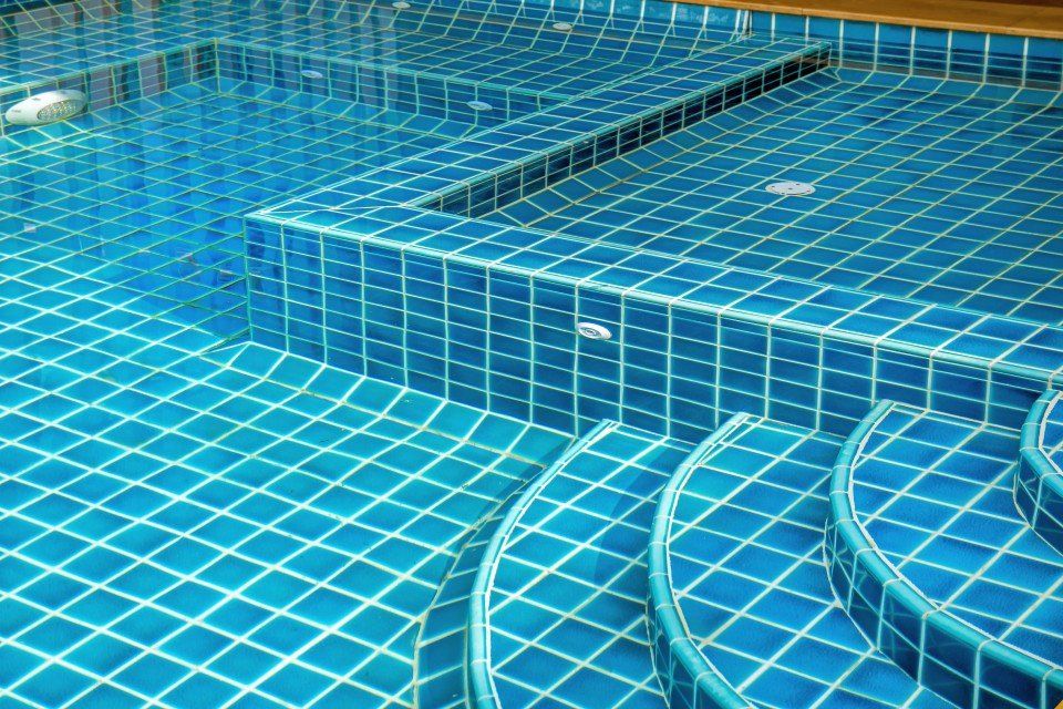 Gradini con piastrelle in piscina