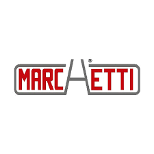 Logo di Marc Aetti con testo rosso e grigio su sfondo bianco.