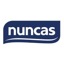 Logo Nuncas in bianco su un rettangolo arrotondato blu scuro con una sottolineatura ondulata