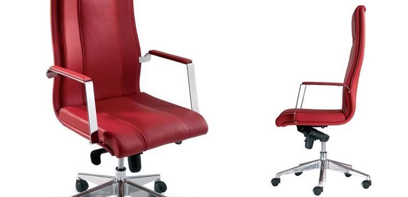 Due viste di una sedia da ufficio con schienale alto in pelle rossa con braccioli cromati e base a cinque razze con rotelle.