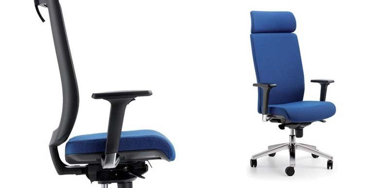 Due sedie da ufficio blu con braccioli e base neri, mostrate sia di profilo che frontalmente su sfondo bianco.