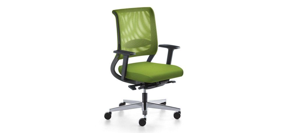 Una sedia da ufficio in rete verde lime con braccioli, sedile imbottito e base a cinque razze argentata con rotelle.