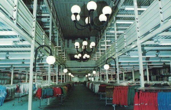 Arredamento centro commerciale con soppalco