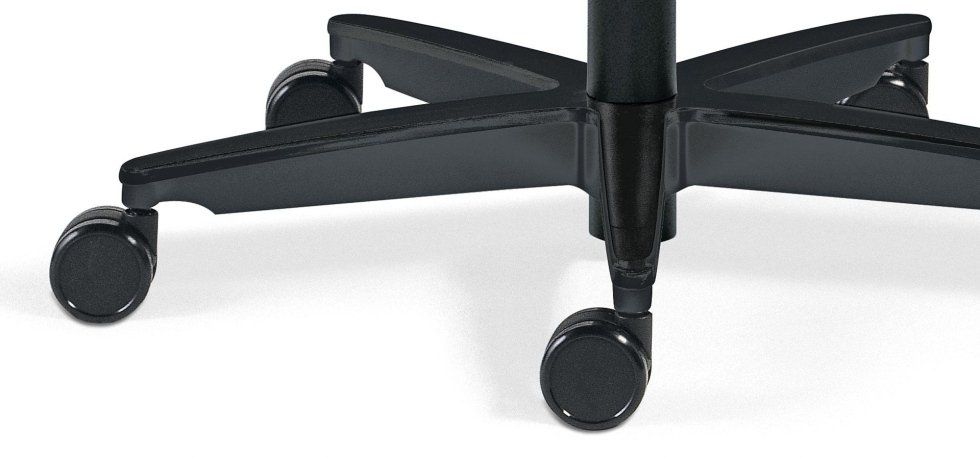 Base di sedia da ufficio nera a cinque razze con rotelle integrate su sfondo bianco.