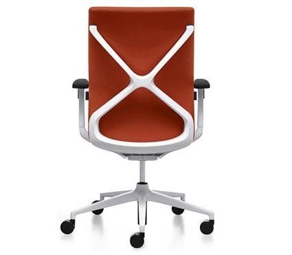 Una moderna sedia da ufficio con schienale in tessuto color arancio ruggine, struttura di supporto a X bianca e base bianca con rotelle.