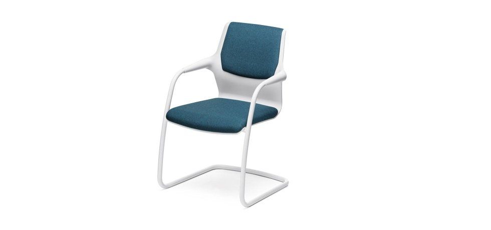 Una sedia da ufficio a sbalzo con struttura bianca e cuscini di seduta e schienale in tessuto blu.