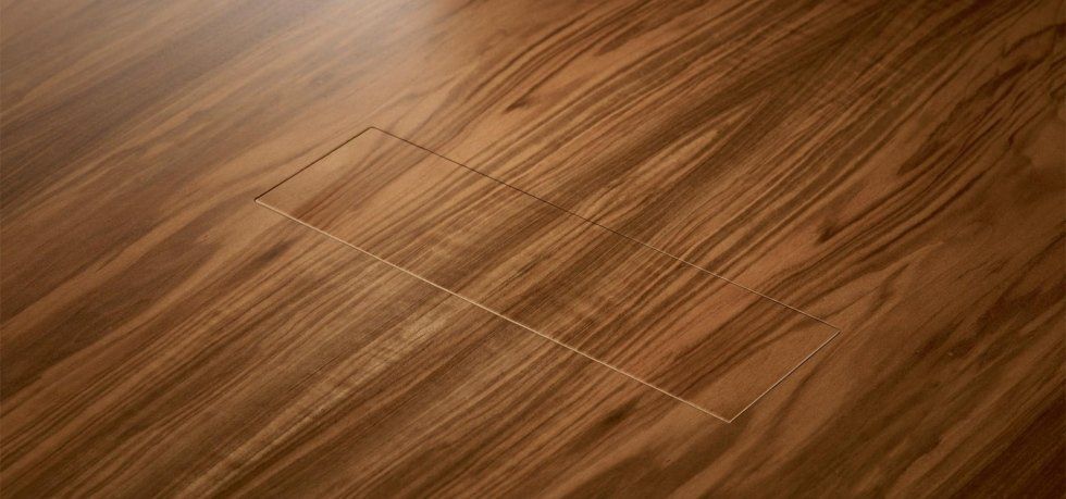 particolare di una scrivania in legno