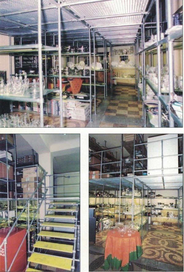 Un collage che mostra un magazzino o uno spazio di stoccaggio per la vendita al dettaglio con scaffalature in metallo, una scala gialla e prodotti.