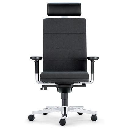 Sedia da ufficio ergonomica nera con poggiatesta, braccioli regolabili e base a cinque razze argentata con rotelle.