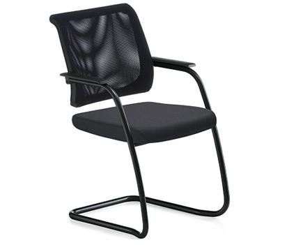 Una moderna sedia da ufficio nera con schienale in rete, seduta imbottita ed elegante struttura metallica a sbalzo.