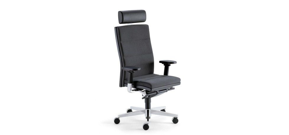 Sedia da ufficio ergonomica grigio scuro con schienale alto, poggiatesta e braccioli regolabili e base argentata a cinque ruote.