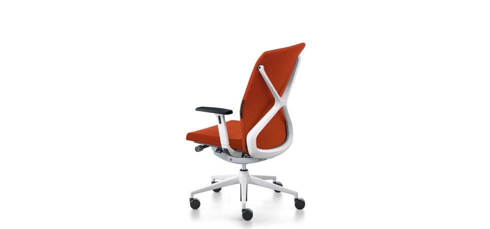 Una sedia da ufficio arancione con struttura bianca e base a cinque ruote su sfondo bianco.
