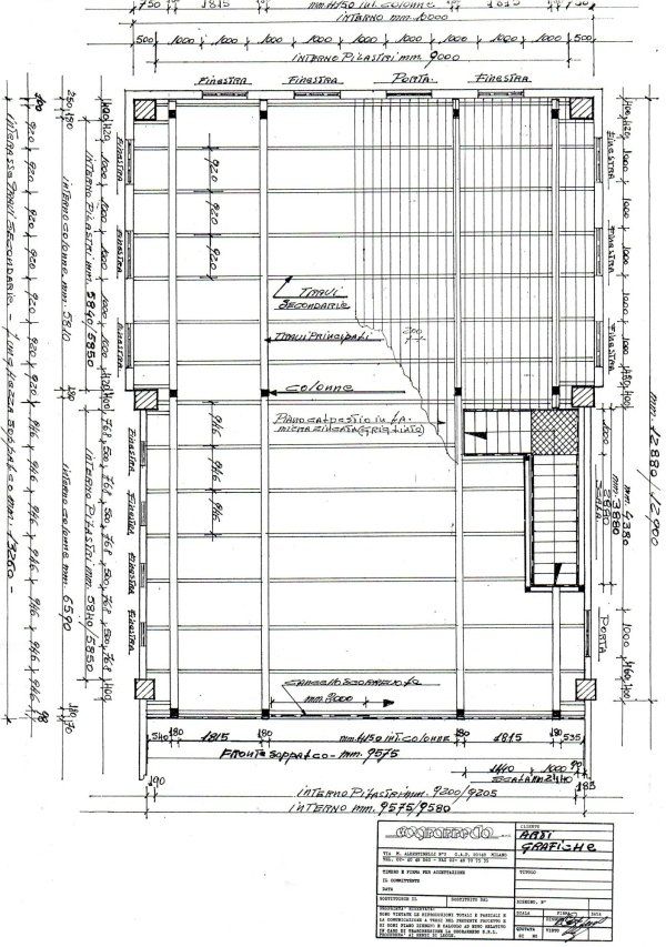 Planimetria tecnica di un edificio con indicazione delle dimensioni di colonne, travetti e vani scala.