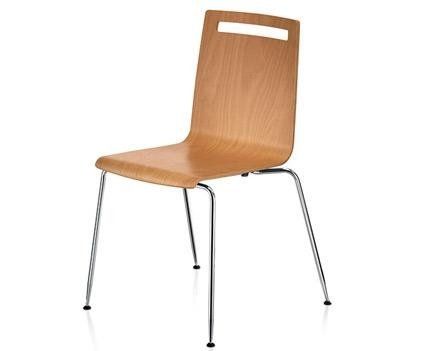 Una sedia moderna in legno chiaro con maniglia intagliata nello schienale e gambe sottili in metallo con finitura cromata.