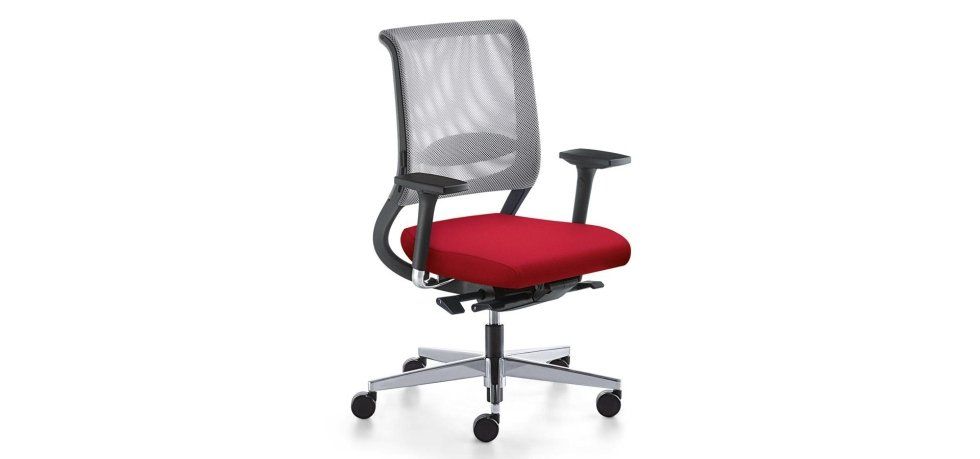 Sedia da ufficio con schienale in rete grigia, seduta in tessuto rosso, braccioli neri e base in metallo argentato a cinque ruote.