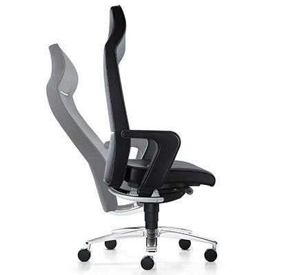 Una sedia da ufficio ergonomica nera, vista di lato, che mostra la sua funzione reclinabile grazie a un rivestimento grigio traslucido.