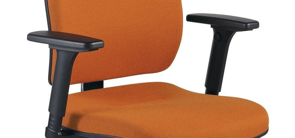 Una sedia da ufficio imbottita di colore arancione con braccioli neri regolabili.
