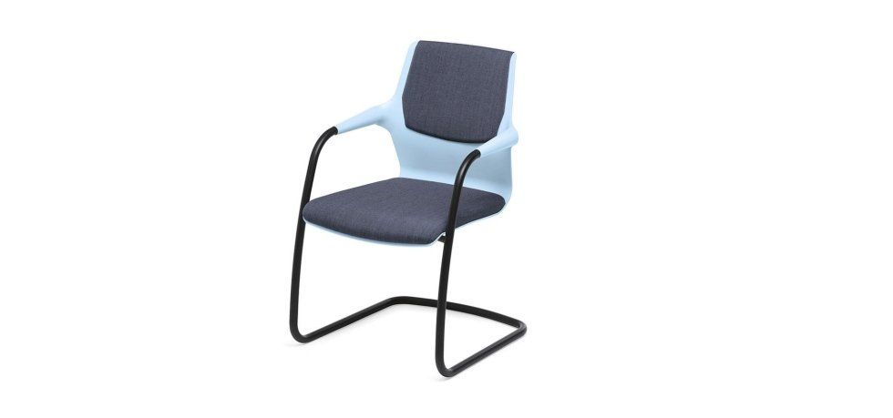 Una sedia a sbalzo azzurra con seduta e schienale imbottiti in grigio scuro e struttura in metallo nero.