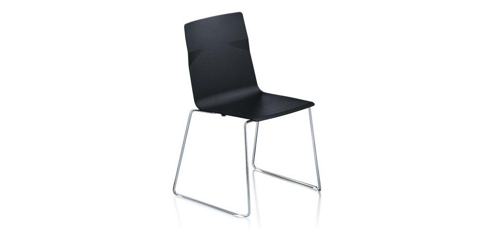 Una sedia moderna nera con seduta sagomata e sottile struttura in metallo cromato su sfondo bianco.