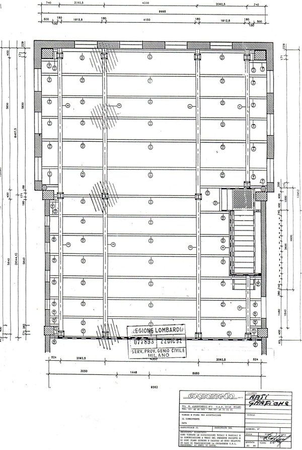 Planimetria architettonica che mostra la disposizione delle travi, le misure strutturali e una scala per una sezione dell'edificio.