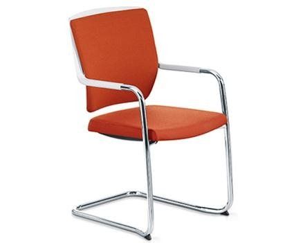 Una sedia per ospiti imbottita di colore arancione con struttura a sbalzo e braccioli cromati su uno sfondo bianco uniforme.