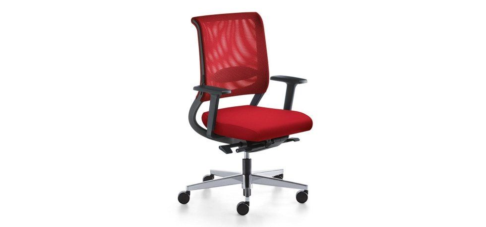 Una sedia da ufficio rossa con schienale in rete, braccioli neri e base metallica a cinque ruote su uno sfondo bianco uniforme.