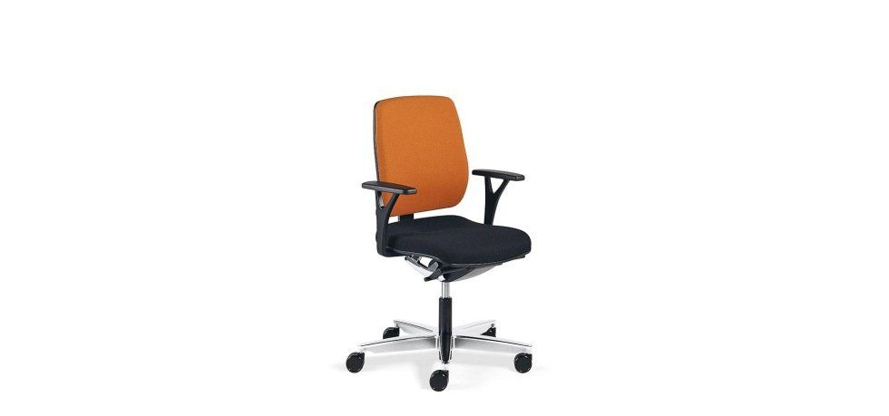 Sedia da ufficio con schienale arancione, sedile scuro, braccioli regolabili e base a cinque ruote su sfondo bianco.