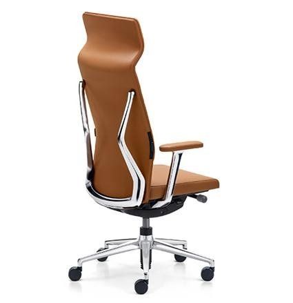 Una poltrona da ufficio direzionale in pelle color cuoio con struttura cromata e base con ruote, vista da dietro.