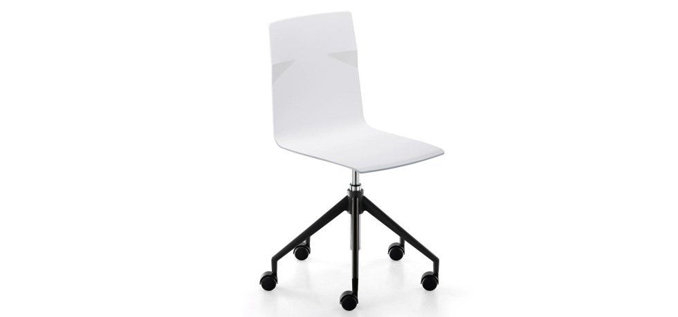 Una moderna sedia da ufficio bianca dal design minimalista con base nera a cinque ruote su uno sfondo bianco uniforme.
