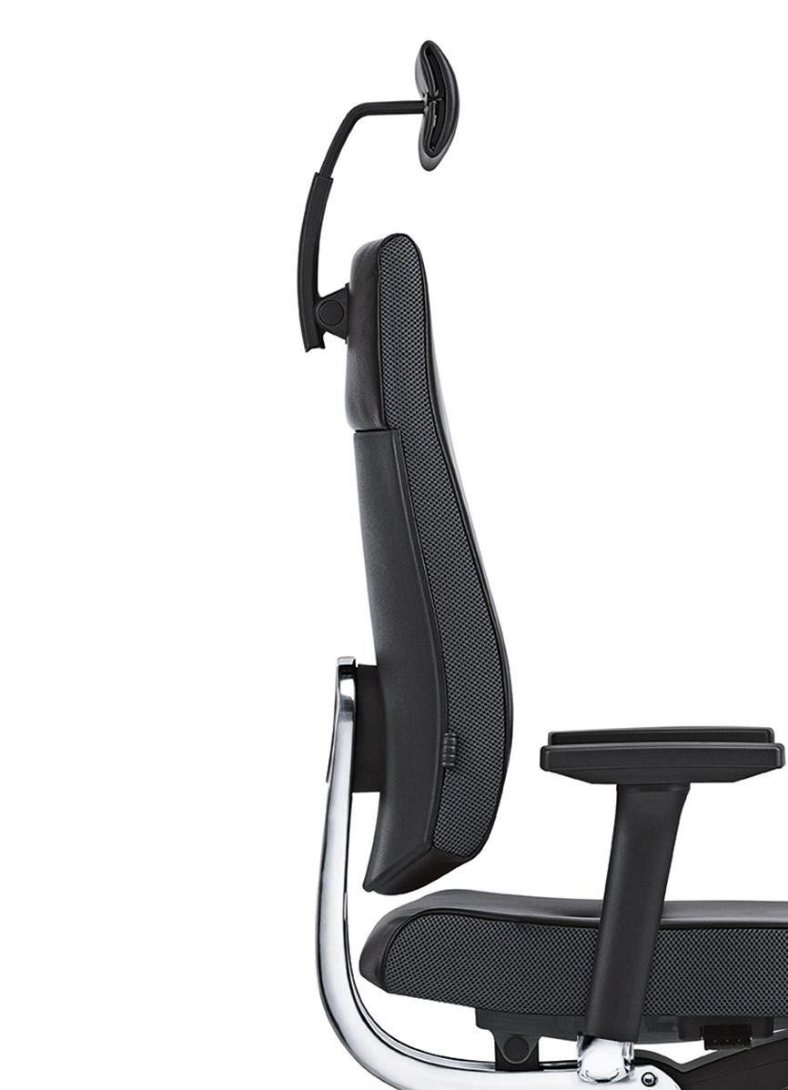 Vista laterale di una moderna sedia da ufficio nera con schienale in rete, poggiatesta regolabile e braccioli ergonomici.