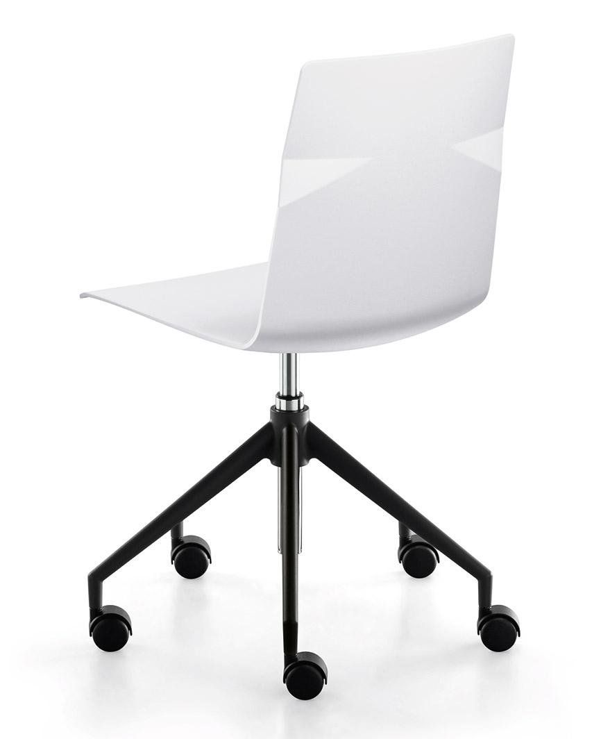 Una sedia da ufficio bianca e moderna con schienale minimalista, sedile girevole e base nera a cinque razze con rotelle.
